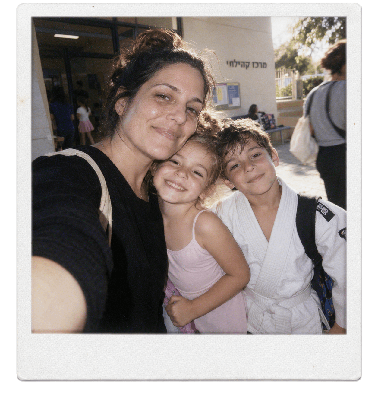 אמא ובתה מחייכות יחד