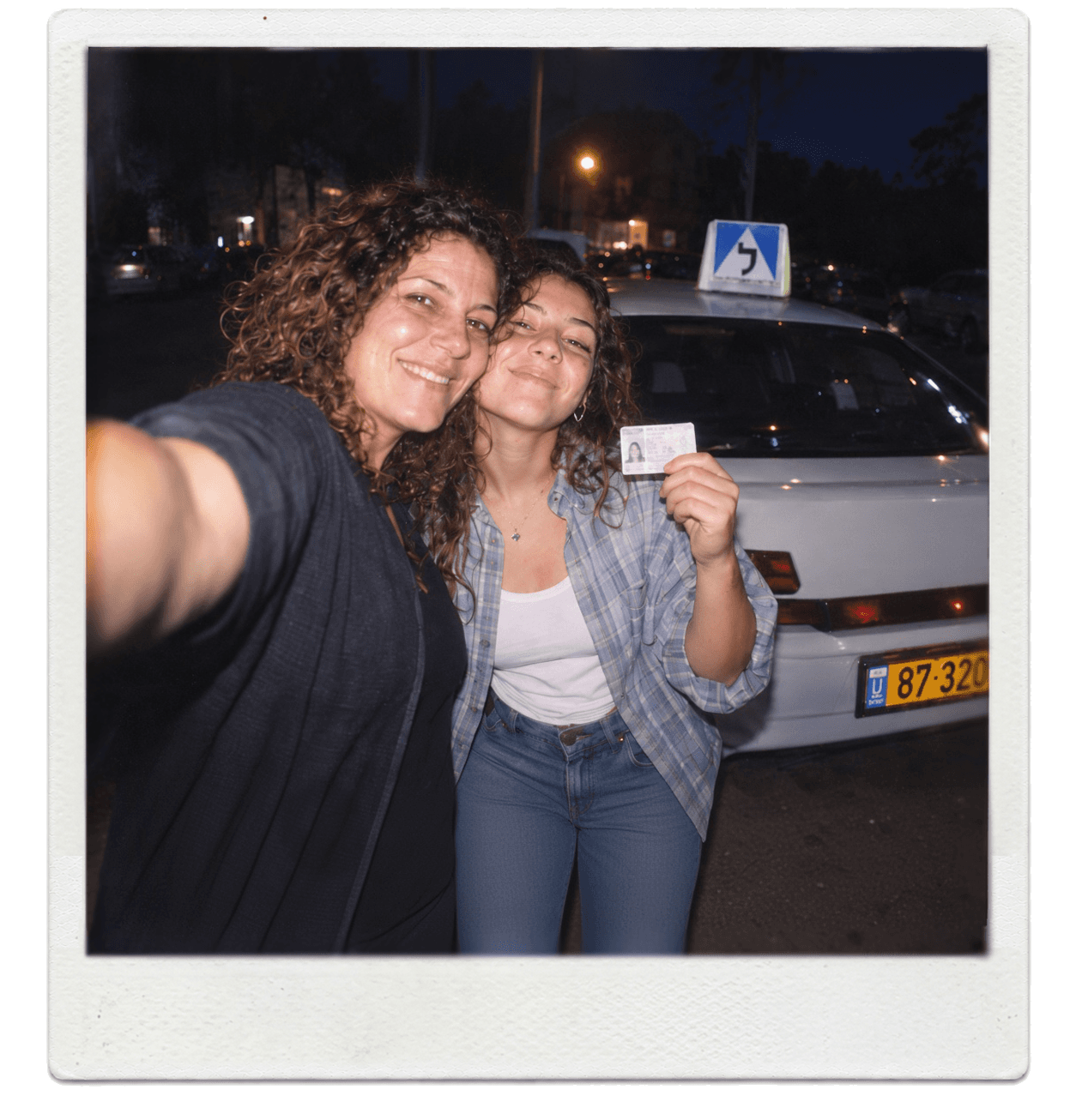 אמא ובתה ברכב לפני שיעור נהיגה